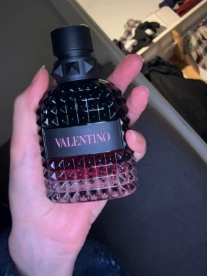 Valentino Uomo Born in Roma Intense - Valentino Uomo Born in Roma Intense Eau de Parfum, 50 ml. Parymen är oanvänd utan endast öppnat plasten.🩷🩷