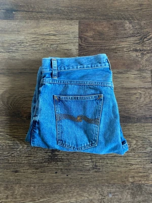 Nudie jeans  W32 L32 - Säljer ett par blåa Nudie Jeans i storlek W32 L32. 