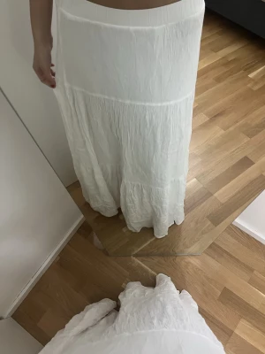 Vit långkjol - Säljer en basic vit långkjol från stradivarius. den är lite skrynklig men går att stryka!
