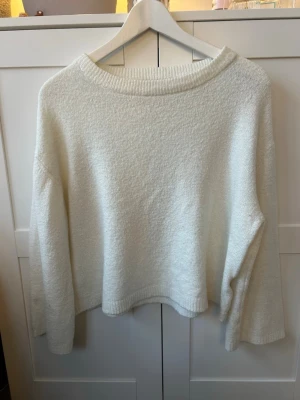 Vit stickad tröja från 157, S - Mysig vit stickad tröja från 157 i storlek S. Tröjan har en rundad hals med ribbad kant och långa ärmar.