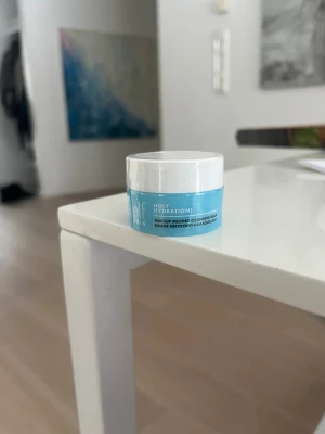 Elf cleansing balm  - I mini format!! En makeup melting cleansing balm från e.l.f. Holy Hydration-serien.  Perfekt för att ta bort smink eller rengöra ansiktet !!  Oanvänd plasten kvar fick från min kicks kalender i mini . 