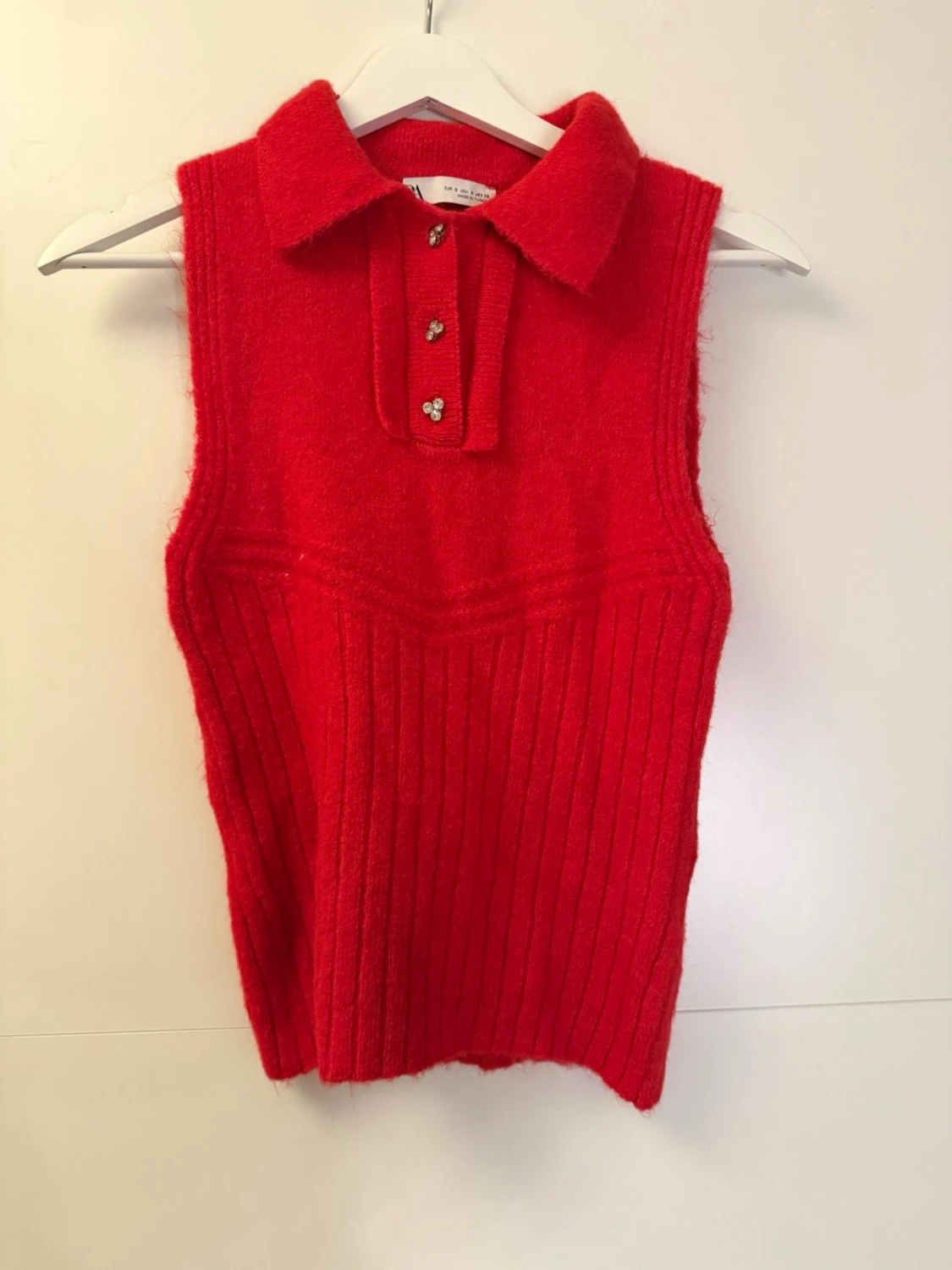 Röd stickad väst med krage