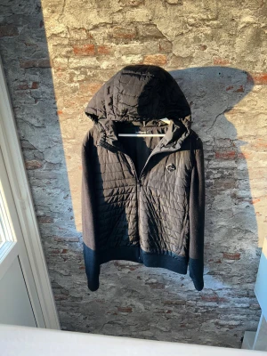 J.lindeberg Cardigan - Mycket fint skick, litet hål på luvan men syns inte när luvan hänger som vanligt(sista bilden). Storlek L passar dig som är mellan 180-190cm ungefär. Nypris ca 4000kr. Modellen är 185 cm, 79 kg. Passar bra nu till vintern. Skriv för mer information!🤝
