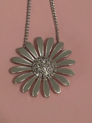 Pilgrim halsband med berlock  - halsband med en silverfärgad grön blomma som hänge,