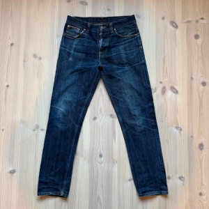 Selvedge Nudie jeans Grim tim - Selvedge Nudie jeans i modellen Grim Tim | Storlek: W31 L32 | Mycket bra skick, en jätteliten slitning på ett av knäna. Ser endast snyggt ut enligt mig | Hör gärna av dig vid frågor och funderingar! 🤗