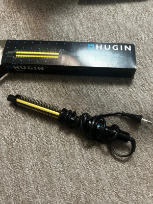 HUGIN värmeborste  - Säljer mammas värmeborste. Hon kommer inte ihåg någon specifikt om den.