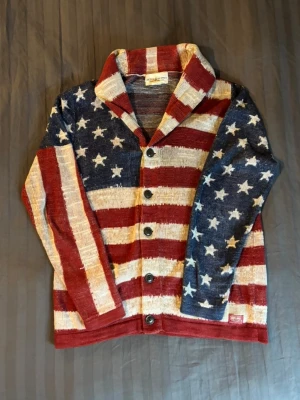 Ralph lauren denim&supply usa cardigan - Tja säljer en riktigt fet Ralph lauren denim&supply stickad cardigan. Väldigt unik och perfekt om du gillar uppmärksamhet. Står storlek L på lappen men sitter mer som M.