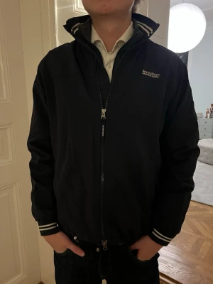 Woolrich Jacka - Säljer en sällsynt Woolrich jacka i underbart skick! 💸 Nypris: ca 7000 kr 🚚 Snabb frakt! Skickas inom 1–2 dagar ✅ Inga fläckar, hål eller synliga tecken på slitage.   💬 Skriv gärna vid frågor – jag svarar snabbt!