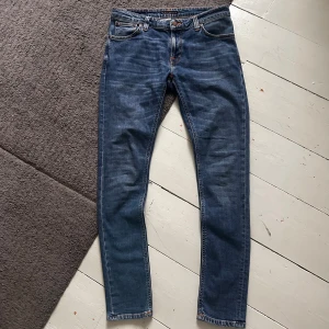 Mörkblåa Nudie Skinny Lin Jeans - Nudie jeans med en klassisk fet wash i Skinny Lin modell. | W31 L32 | Nypris 1699kr | Väldigt fint skick, nästan som nya. | Längd: 104cm, Midja: ca 41-44cm (Stretch) | Skriv vid minsta fundering, priset är ej hugget i sten!