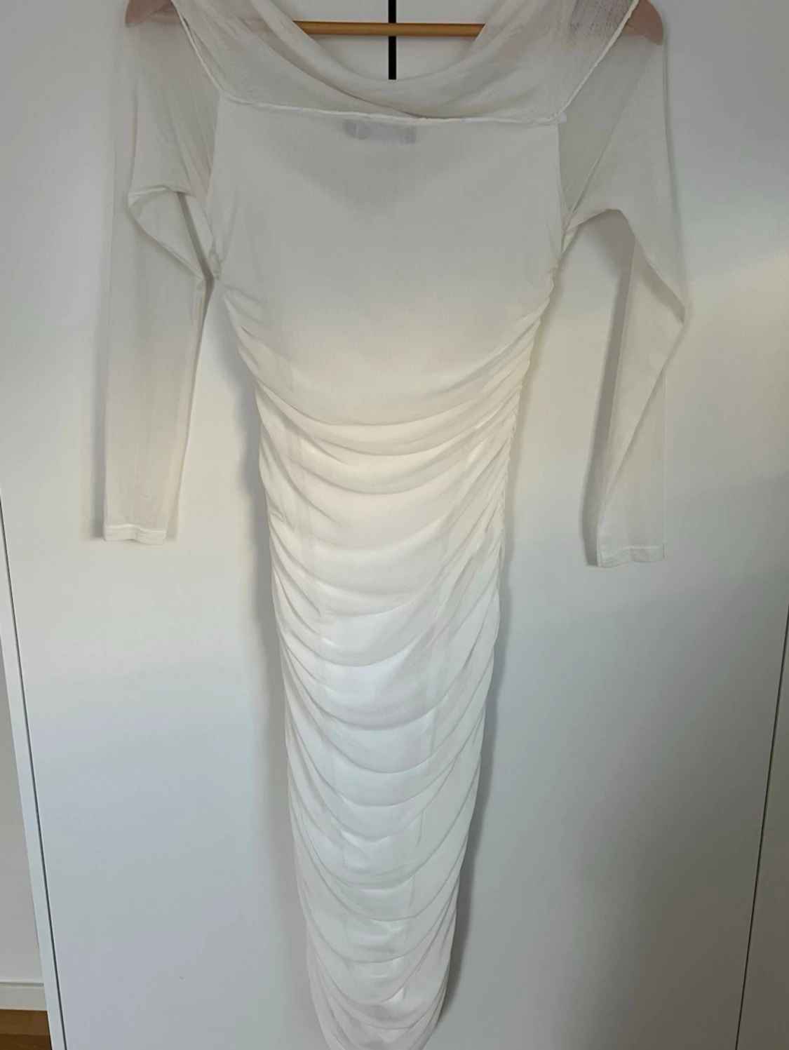 Vit långklänning från Boohoo - 1