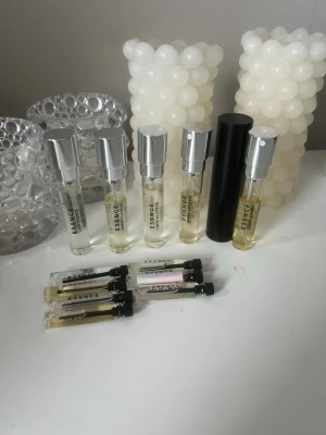 ESSNCE parfym 8 ml+ 2 ml  - 5 st 8 ml+ etui till nån av de 350 för alla. 7 st 2 ml 200kr för alla. Paketpris för allt 475kr. Vill man se nåt/veta om nån specifik doft är det bara fråga💗