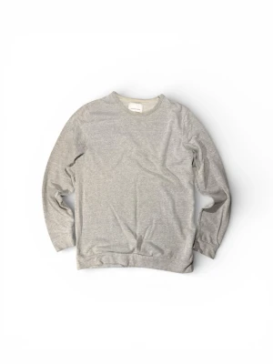 Grå sweatshirt från Samsøe Samsøe - En stilren grå sweatshirt från Samsøe Samsøe med rund hals och långa ärmar. Tröjan har en klassisk passform och är tillverkad i mjuk bomull, perfekt för chill dagar. Enkel design utan mönster eller detaljer, passar till allt.