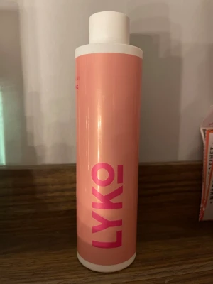 Lyko Hydrating Toner - Fräsch toner från Lyko i en snygg rosa plastflaska med vitt lock. Sweep Calm Hydrating Toner återfuktar huden och innehåller vitamin B3. Perfekt för att förbereda huden innan smink eller som del av din hudvårdsrutin. Andvänd en gång