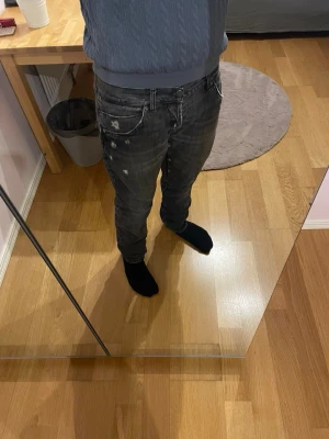 Dondup jeans - Storlek 33/34. Grå/svarta Dondup jeans med snygga slitningar och detaljer. Skick 9/10 Inga defekter på jeansen. 