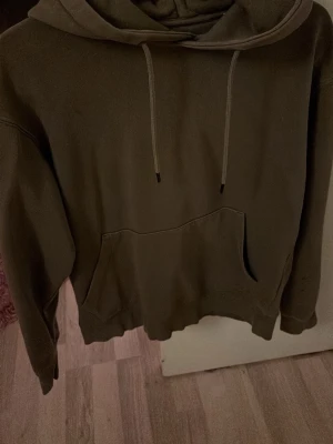 Hoddie  - En brun vanligt hoddie, använd fåtal gånger