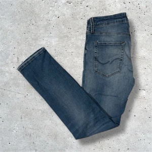 Jack&Jones jeans Slim/Glenn - Jack&Jones jeans i modellen Slim/Glenn. Jeansen kommer i stl W29 L30 och är i hyfsat bra skick, läderlappen där bak har dock lossnat men det kan lagas enkelt. Priset är förhandlingsbart och kolla gärna in andra jeans på min profil!