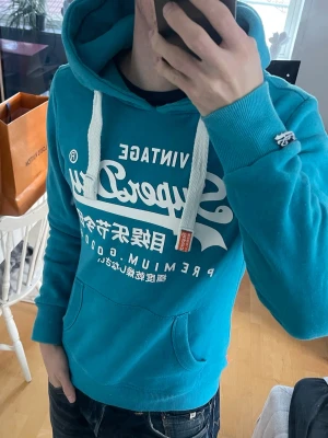 Vintage 2000s Superdry hoodie! (sällsynt ) - Säljer nu denna sjukt snygga vintage SuperDry hoodie! Passar perfekt till vintern då den både är varm och bekväm😊 Storlek S! Säljs ej längre i butik och är mycket eftertraktad 🙌Skriv vid funderingar!