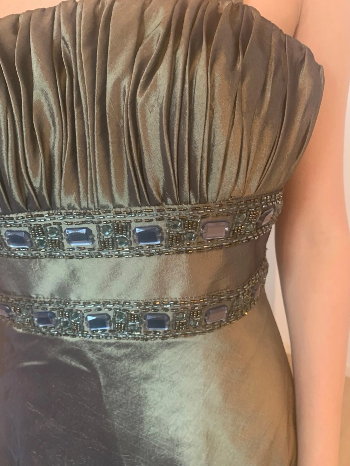 Olivgrön långklänning med pärldetaljer - 1