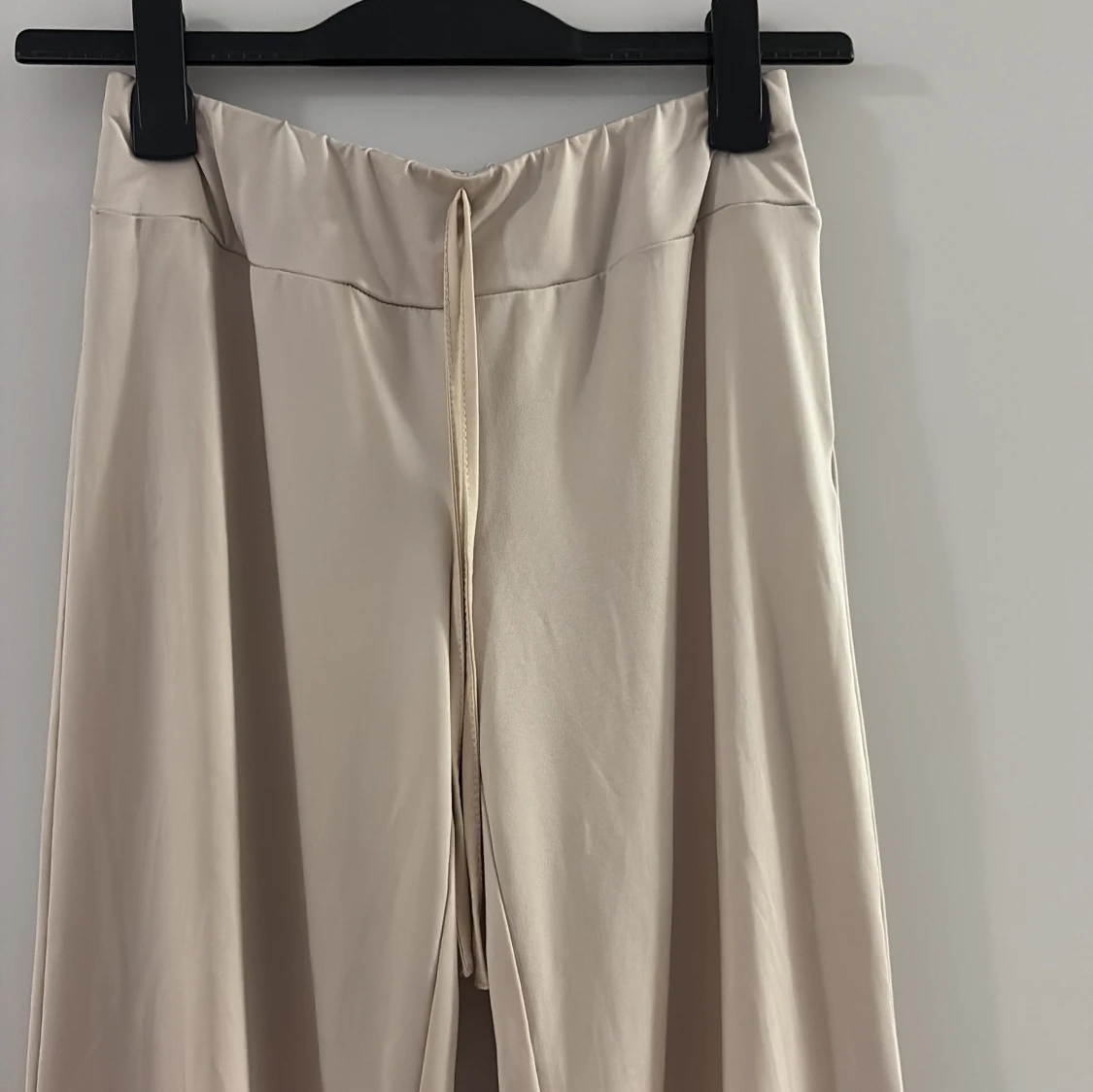 Beiga wide byxor med snörning - 1