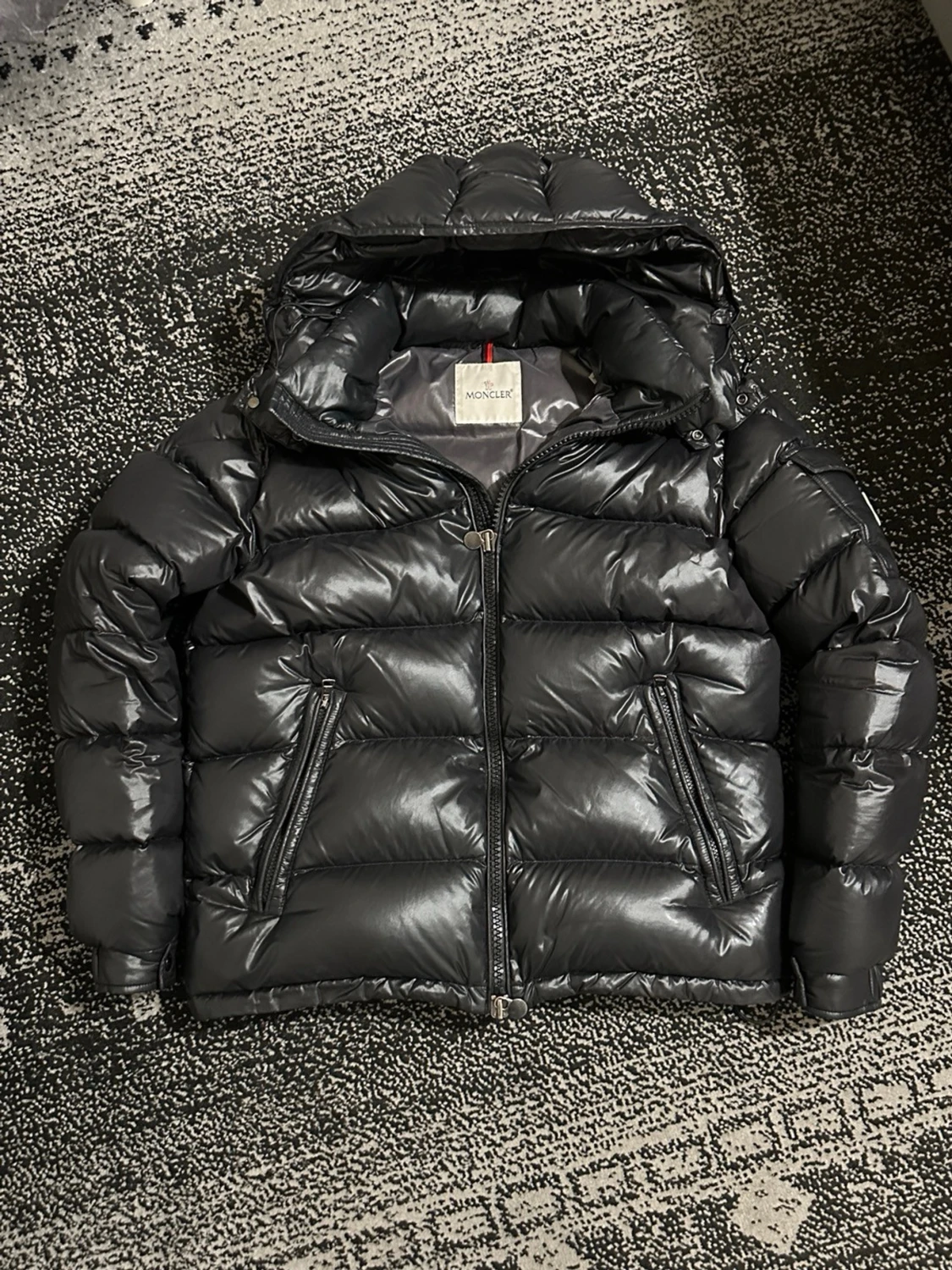 Svart Moncler pufferjacka med huva