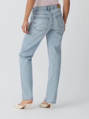 Ljusblåa jeans från GinaTricot - Jag säljer ett par ljusblåa jeans från GinaTricot, jag säljer dem då de inte används längre. De är i storlek 38.  De har lite slitning längst ner i benen. 