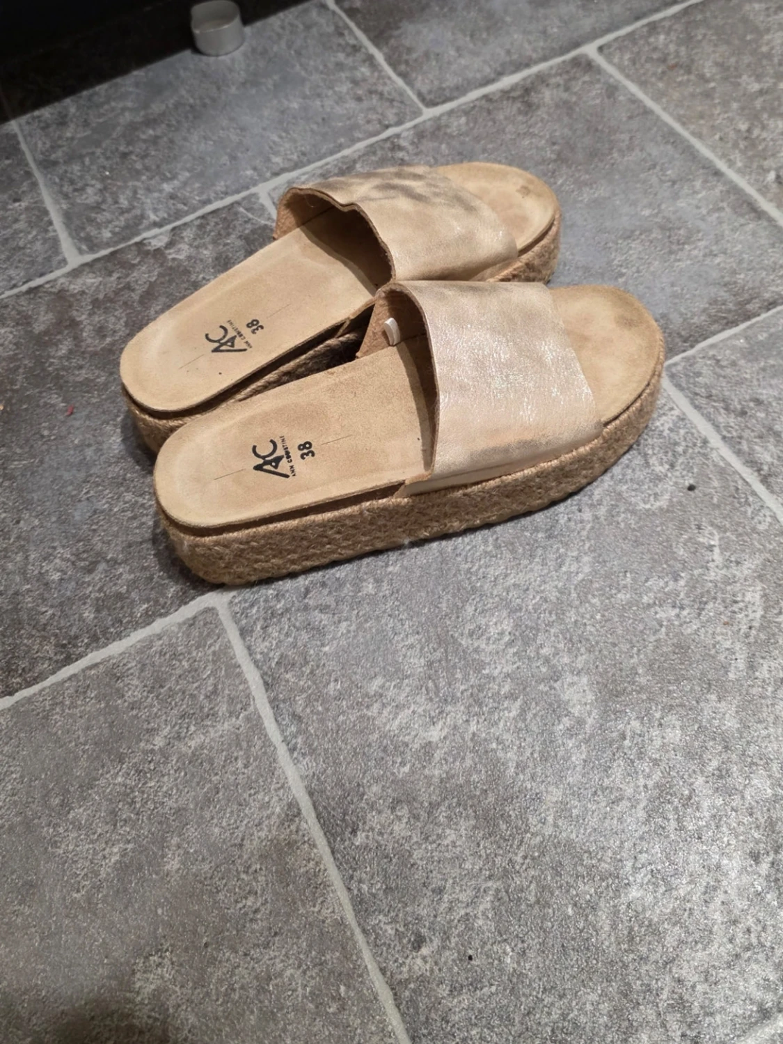 Beige plattform sandaler från AC