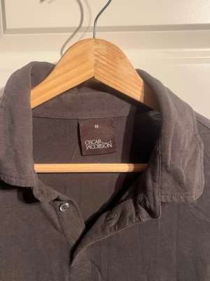 Mörkgrön långärmad skjorta Oscar Jacobson - Säljer en stilren mörkgrön långärmad skjorta från Oscar Jacobson i storlek M. Om du har mer frågor eller vill se mer bilder är det bara att fråga