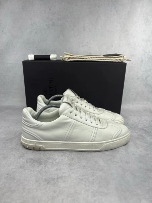 Valentino flycrew sneakers  - –  Condition: 9/10   –  What is included: Box, dustbag, extra laces and Valentino card  –  Retail price: 700 euro