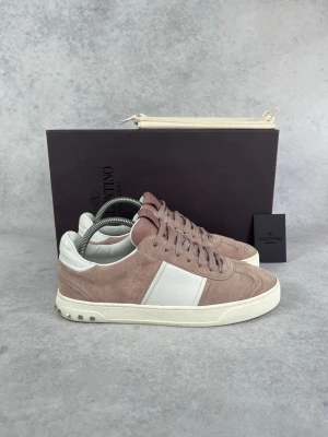 Valentino flycrew sneakers - Size 40  – Condition: 9/10 - all spikes are still on  – What is included: Dustbag  Size 43  – Condition: 8/10 - all spikes are still on  – What is included: Box, dustbag and Valentino card  Retail price: 7280 (Does not sell anymore)