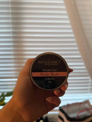 Miss Fancy Builder Gel Nude Blush - Jag väljer att sälja denna på grund av att jag just nu är mer intresserad i de andra geléerna jag äger. Det är inget fel på produkten och den är använd för ett set endast❤️30 g