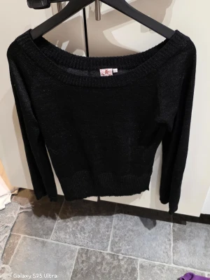 Svart stickad tröja från Indiska - Svart stickad tröja från Indiska i storlek M. Tröjan har en rundad halsringning och ribbade muddar vid ärmslut och nederkant. Långärmad och enkel design som passar perfekt till jeans eller kjol. Mjuk och skön kvalitet.