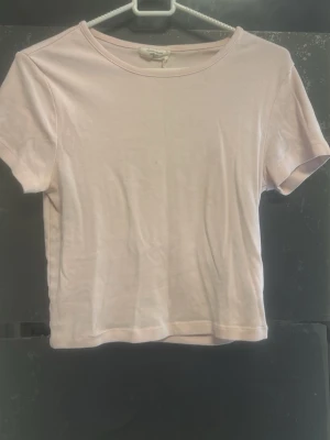 Gina tricot t shirt - Basic t shirt från gina tricot i en söt rosa färg. Den än använd ett fåtal gånger och kommer i bra skick!! Passar även till allt. Det är bara att skriva ifall nån har funderingar🩷