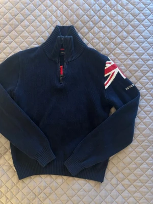 Henri Lloyd quarter zip - Säljer denna riktigt feta Henri Lloyd quarter zipen! | Grymt skick. | Funkar till vardagsbruk och finare tillfällen. | Storlek S, passar XS-S. | Släng iväg en signal vid funderingar så svarar jag snabbt. |