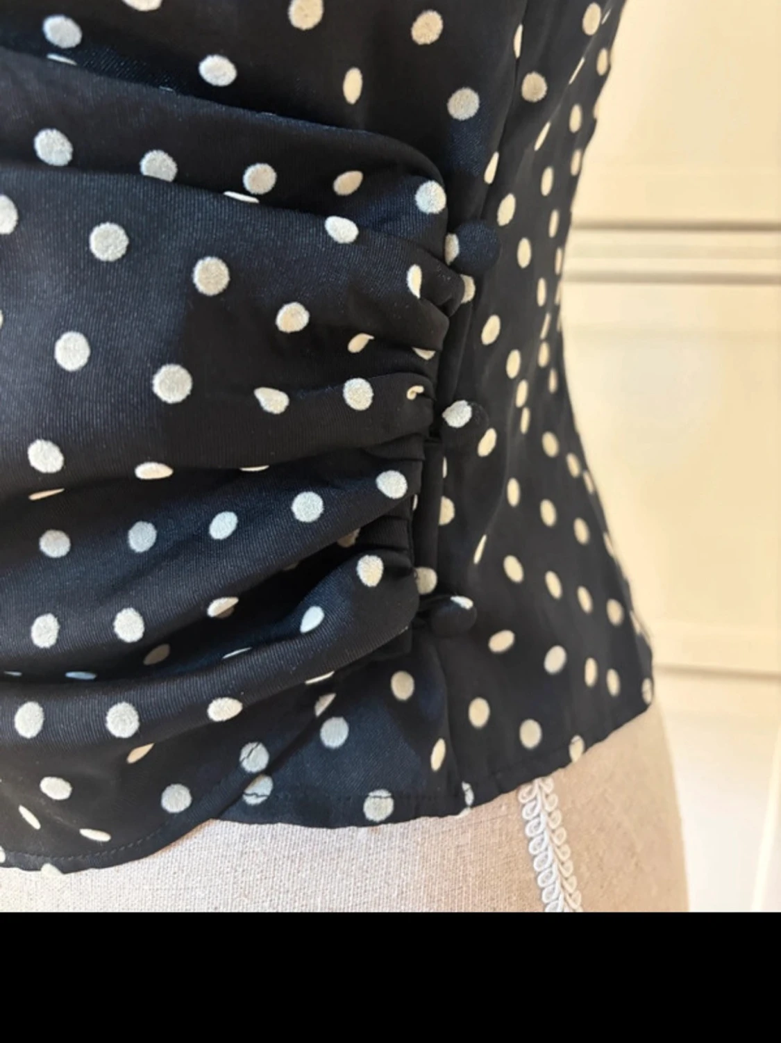 Svart prickig omlottblus med puffärm - 2