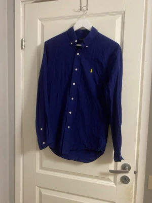 Blå skjorta från Ralph Lauren Slim Fit - Snygg och stilren marinblå skjorta från Ralph Lauren i slim fit-modell! Den är i storlek M men sitter mer som en S. Skriv vid minsta fundering 😁