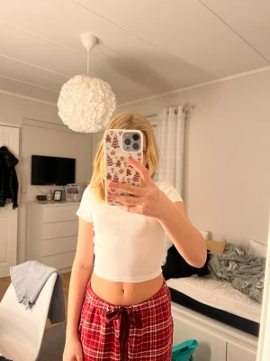 Vit ribbad topp från FSBN Sister XS - Säljer en vit ribbad topp från FSBN Sister i storlek XS. Toppen har rund halsringning och korta ärmar, tillverkad i mjuk bomull. Den har en slim passform och diskret ribbad struktur som ger en snygg look. Perfekt att styla med jeans eller kjol.