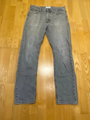 Jack & Jones jeans  - Säljer dessa gråa Jack & Jones jeans i modellen Chris. De är sparsamt använda och utan några defekter. Skicket skulle jag säga är 8/10. Hör av dig vid funderingar!