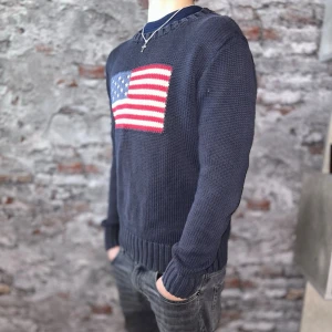 Ralph Lauren USA tröja - Bra skick, urtvättad. Storlek 14-16 junior/XS, passar dig som är mellan 155-165cm ungefär. Nypris ca 2000kr. Modellen är 160cm. Självklart äkta - Kolla bara recensionerna! Passar bra nu till vintern. Skriv för mer information!🤝