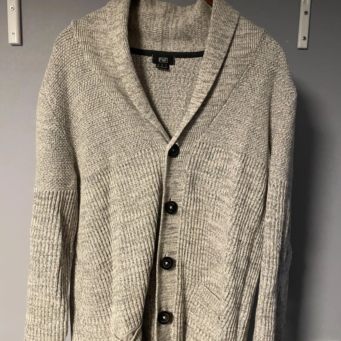 Grå kofta från F&F med knappar