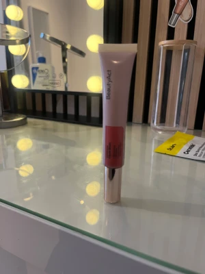 Beauty Act liquid Blush  - Liquid blush från BeautyAct i en mjuk rosa nyans. Endast testad ca 2 gånger på handen. Jätte fin färg men har många andra blush !! 🩷 Orginal pris är 259 kr. 