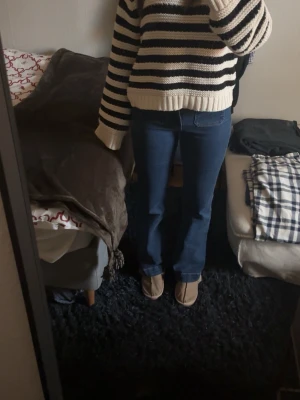Blå bootcut jeans med hög midja - Säljer ett par blå jeans med bootcut och hög midja. Jeansen har raka ben som smalnar av mot knäna och sedan blir vidare nedtill. Tillverkade i jeansmaterial med snygga bakfickor och enkel design. Perfekta till sneakers eller boots. Skriv för mer info❤️