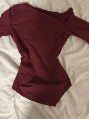 Vin röd tröja - Fin vinröd tröja, har andvänts 2 gånger typ och är sitter tjat runt midjan