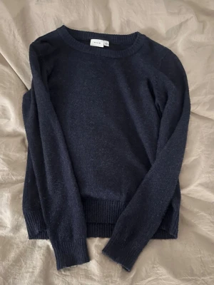 Mörkblå stickad tröja från Vila - Mysig mörkblå stickad tröja från Vila med rund hals och ribbade muddar vid ärmslut och nederkant. den är använd 2 gånger 💙