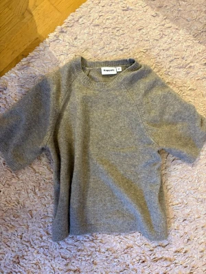 Beige stickad t shirt från kapphal - Beige stickad t shirt från Kappahl i storleken xs men passar även s. Inga defekter/ mycket bra skick. Vill helst bli av med så snabbt som möjligt så tryck gärna på ”köp nu”
