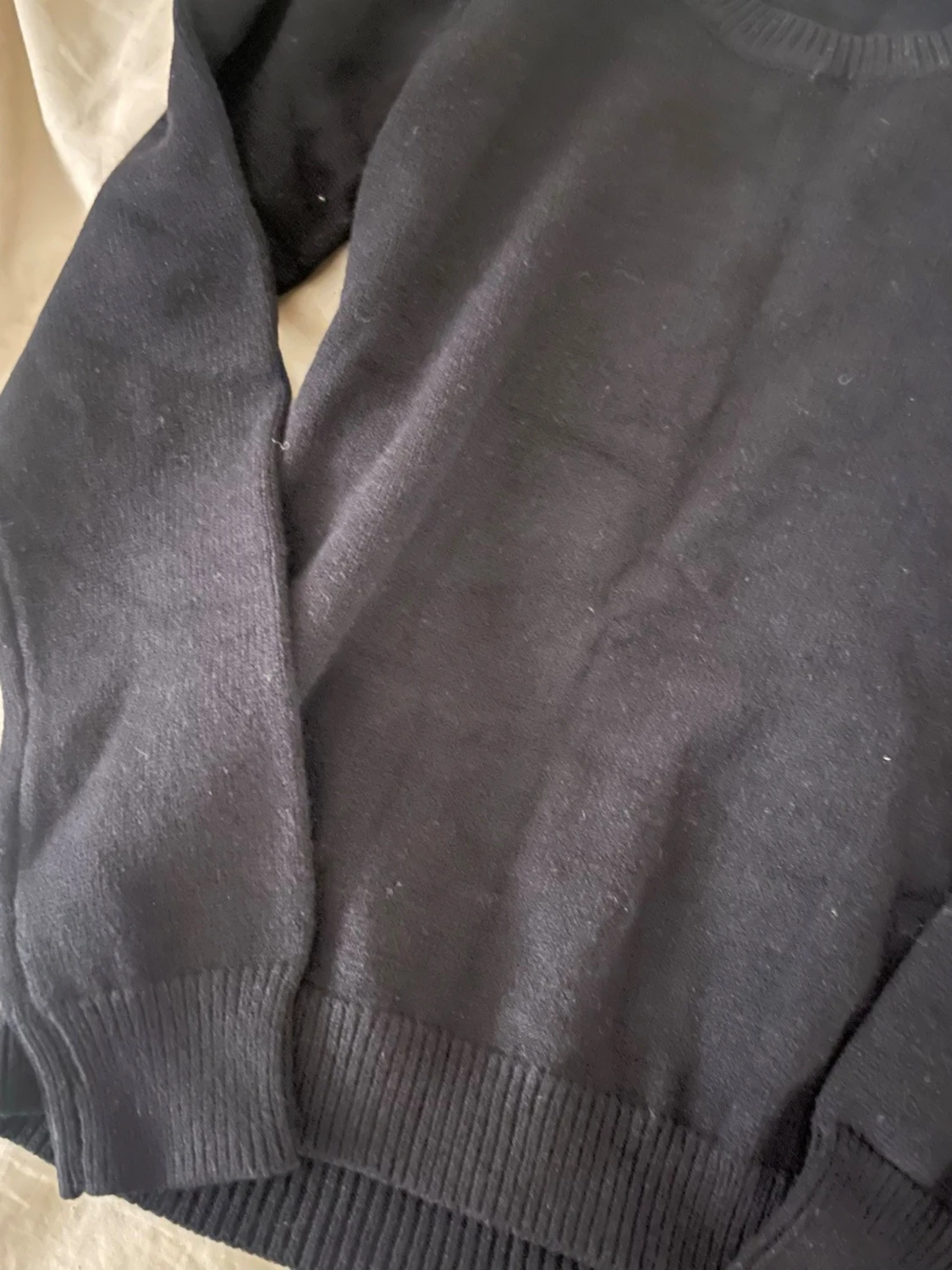 Svart stickad tröja med rund hals - 1