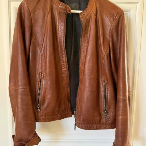 Brun skinnjacka från Jofama, stl 40 - Snygg brun skinnjacka från Jofama i klassisk modell, stl 40. Mycket gott skick, knappt använd. 