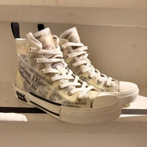 Dior sneakers - Säljer mina fruktansvärt snygga Dior B23 x Daniel Arsham, han är bildkonstnär och har ritat skons print! Skorna är nästintill nya vilket kan ses på innersulan, samt även själva skon. Sulan är inte nött utan bara smutsig. Strl 40 passar TTS, inget OG medföljer. Har ni frågor eller vill ha mer bilder så är det bara att skriva! (Skambud undanbes) 