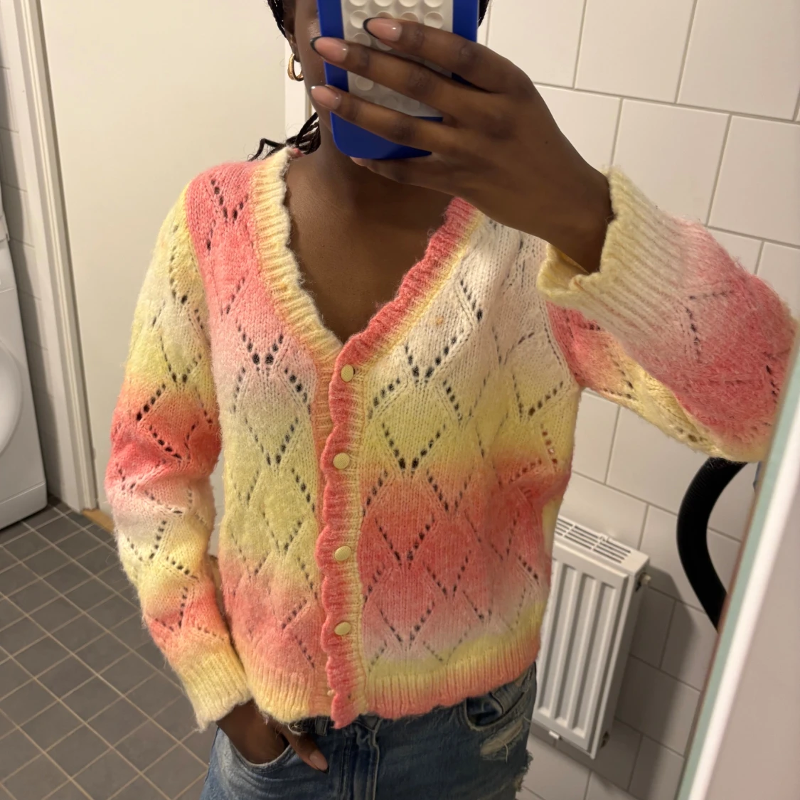 Pastellfärgad stickad kofta med knappar