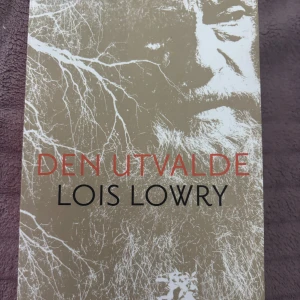 Den utvalde pocketbok  - Följ Jonas i ett samhälle utan konflikter där starka känslor medicineras bort. När han blir utvald till minnesbevarare upptäcker han mörka hemligheter om vad som krävs för att upprätthålla det perfekta samhället. En spännande och tankeväckande bok för unga vuxna.