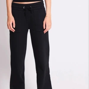 Svarta mjukisbyxor med snörning - Svarta mjukisbyxor med bred resår i midjan och snörning framtill. Byxorna har raka ben och stora fickor både fram och bak. Perfekta för en chill och avslappnad stil.